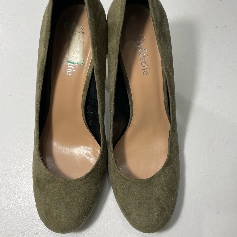 Kelly & Katie Green Suede Heels Size 9.5M SB-